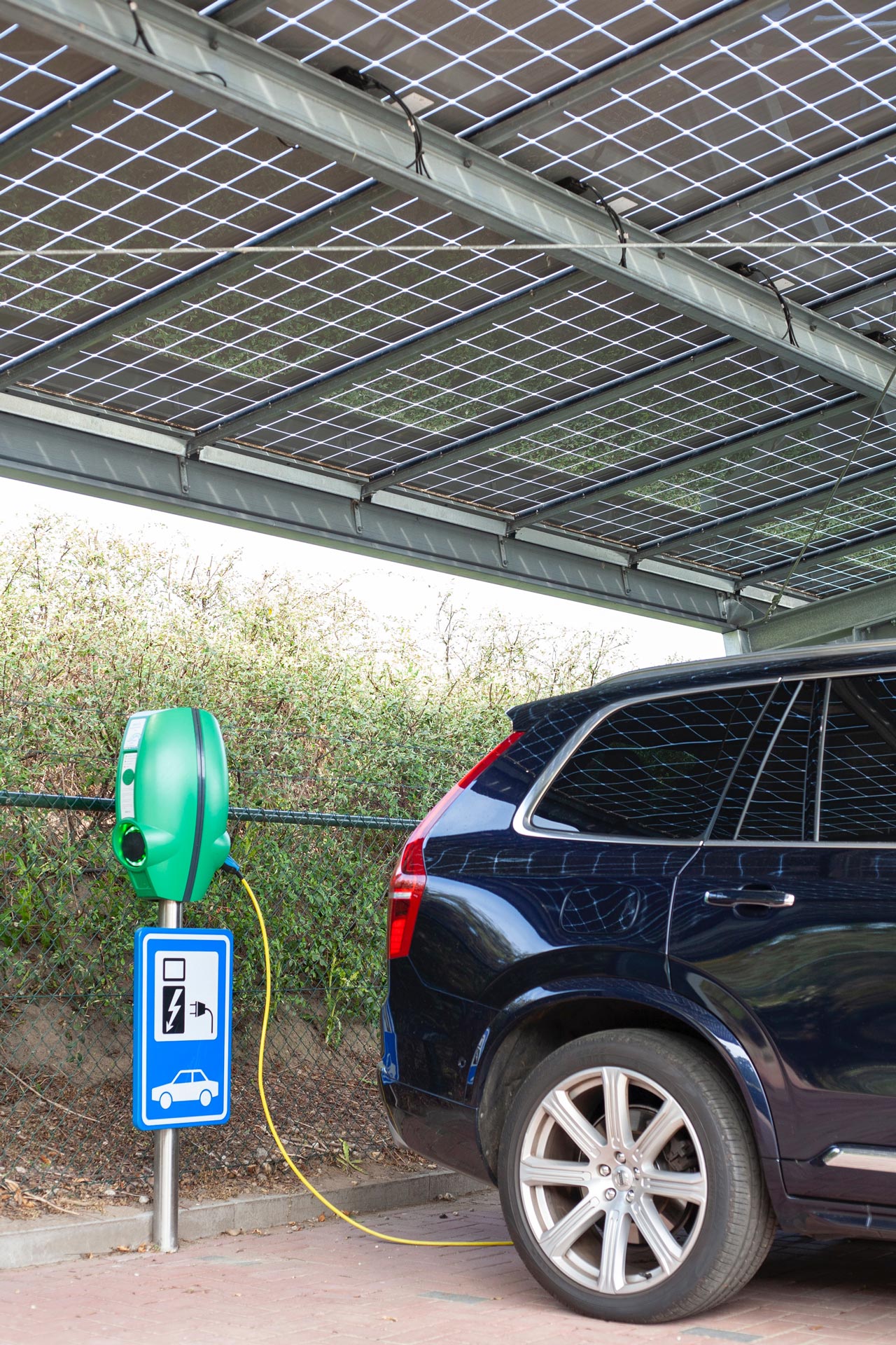 ombrière de parking solaire avec borne de recharge pour véhicule électrique