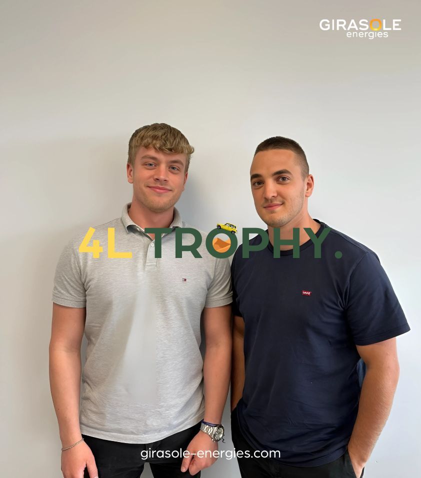 Portrait des deux étudiants participants au 4L Trophy soutenus par Girasole Energies, posant devant un mur avec le logo Girasole et le texte 4L Trophy.
