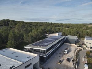 Installation photovoltaïque sur la toiture d’un bâtiment d’entreprise – centrale solaire en autoconsommation